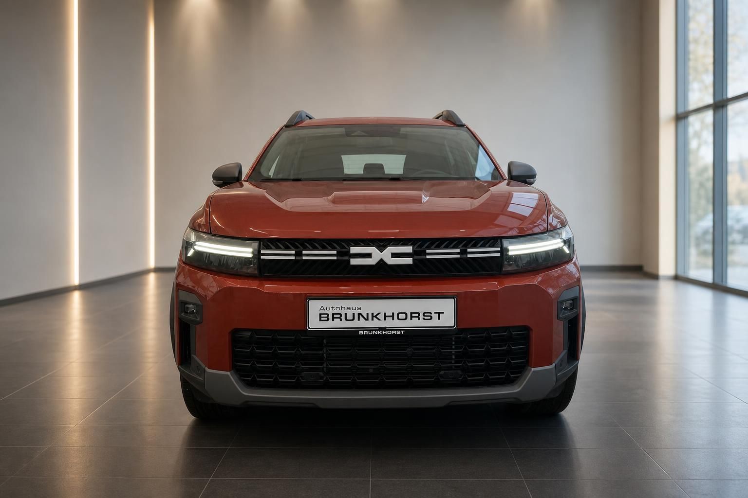 Dacia Bigster SUV in Orange - Frontansicht im Autohaus Brunkhorst Showroom