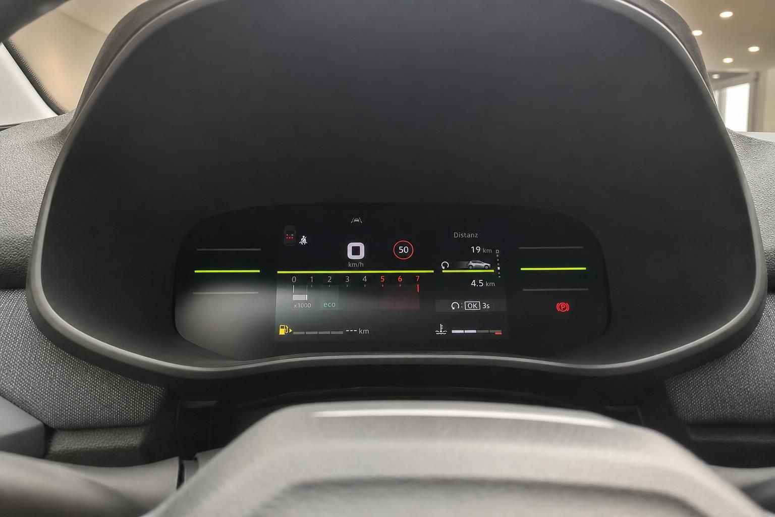 Digitales Kombiinstrument mit Tempolimit- und Distanzanzeige im Fahrzeug