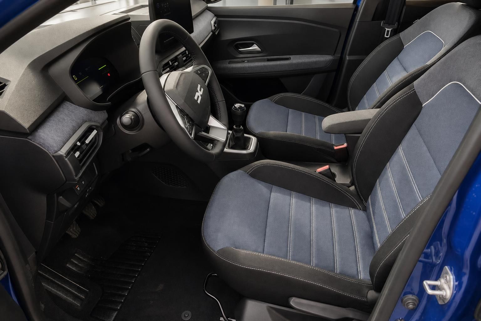 Dacia Sandero Innenraum Vordersitze und Armaturenbrett Detail