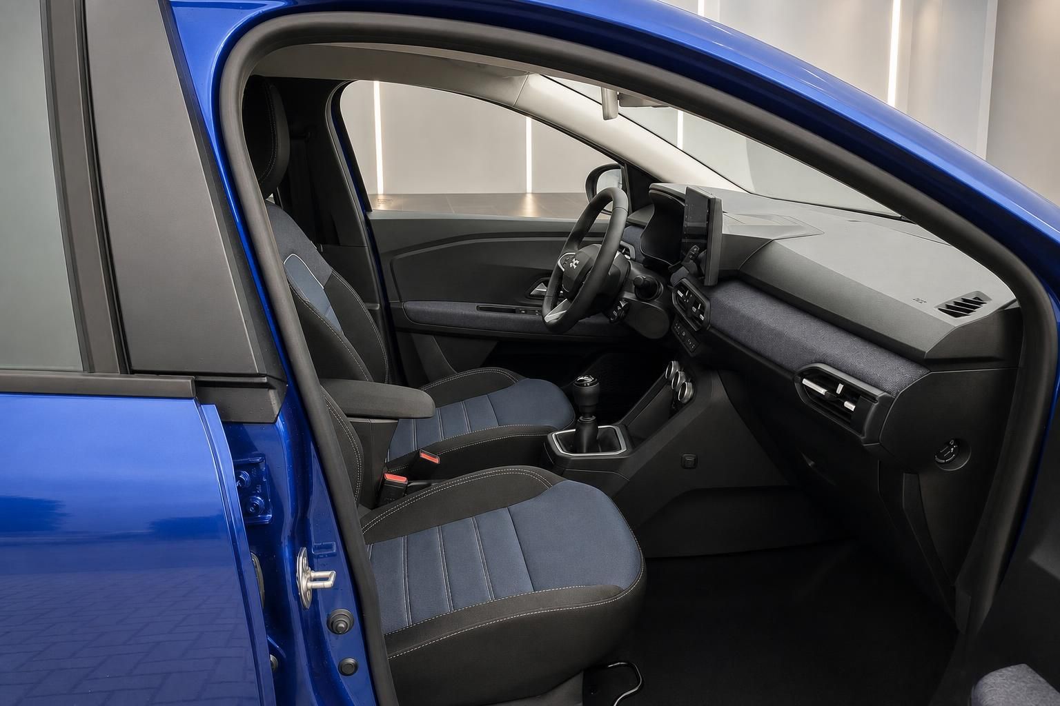 Dacia Innenraum Fahrersitz und Armaturenbrett durch offene Tür
