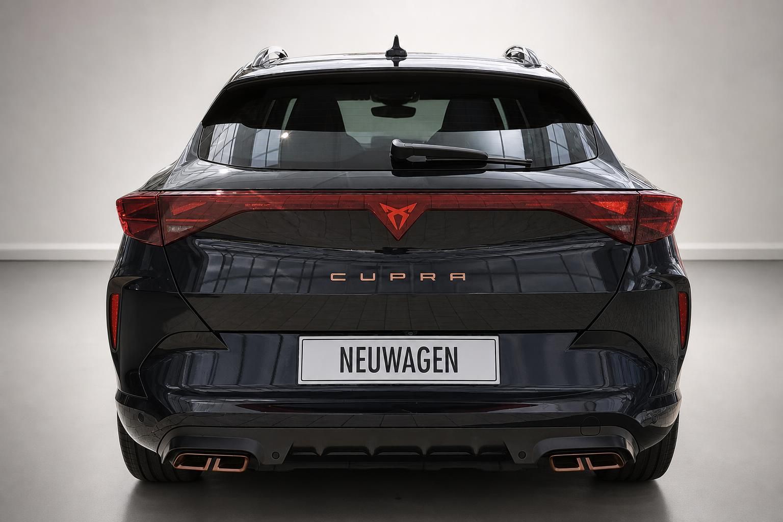 Cupra Formentor schwarz Heckansicht mit LED-Rückleuchten im Studio