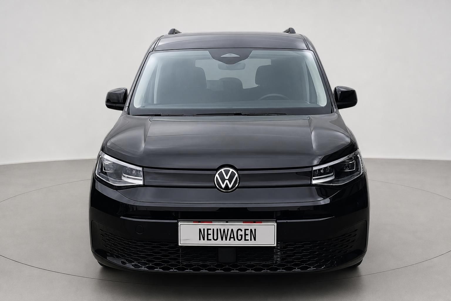 VW Caddy schwarz Frontansicht mit Kennzeichen Neuwagen