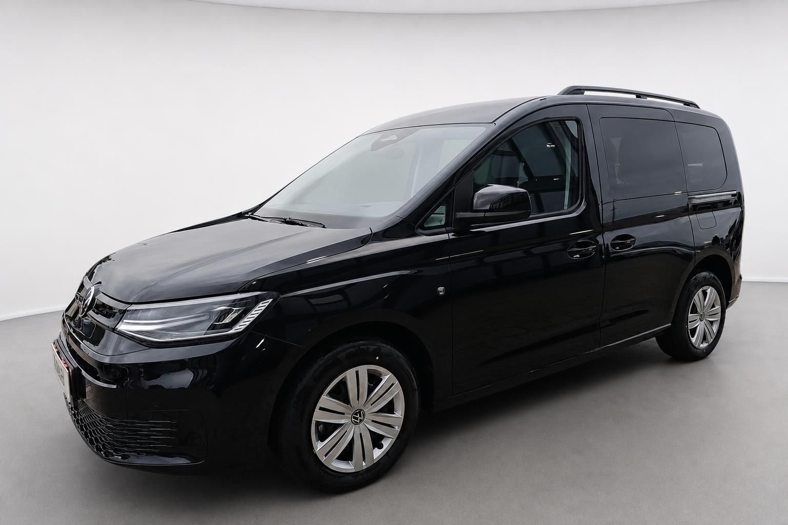 VW Caddy schwarz Frontansicht schraeg im Studio