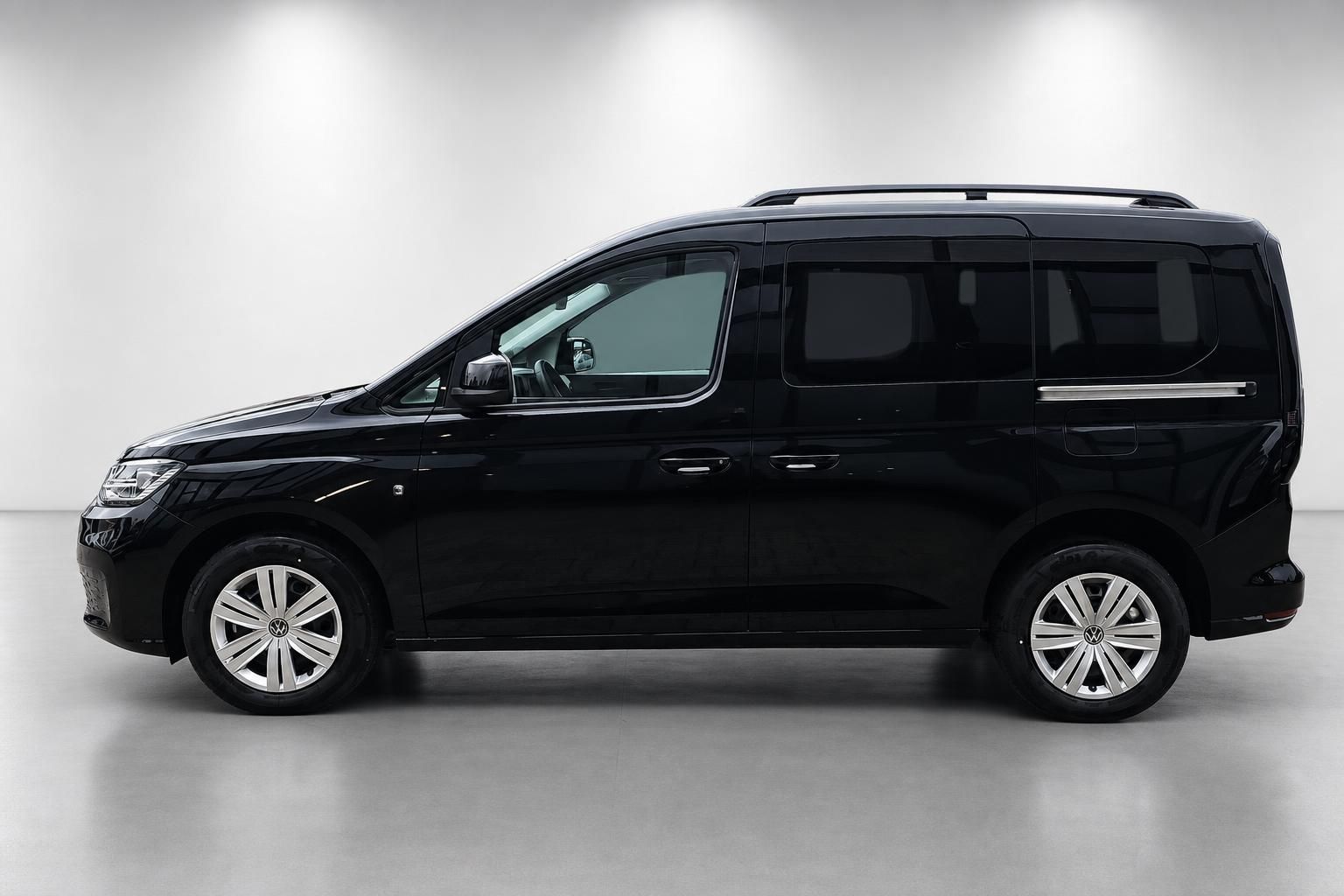 VW Caddy schwarz Seitenansicht im Fotostudio