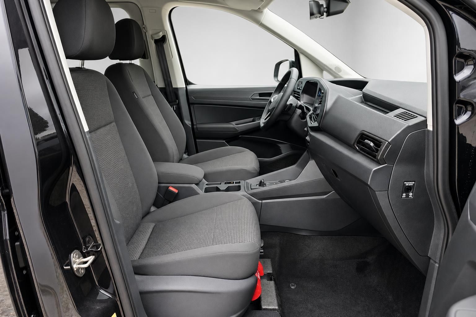 VW Caddy Innenraum Vordersitze und Armaturenbrett