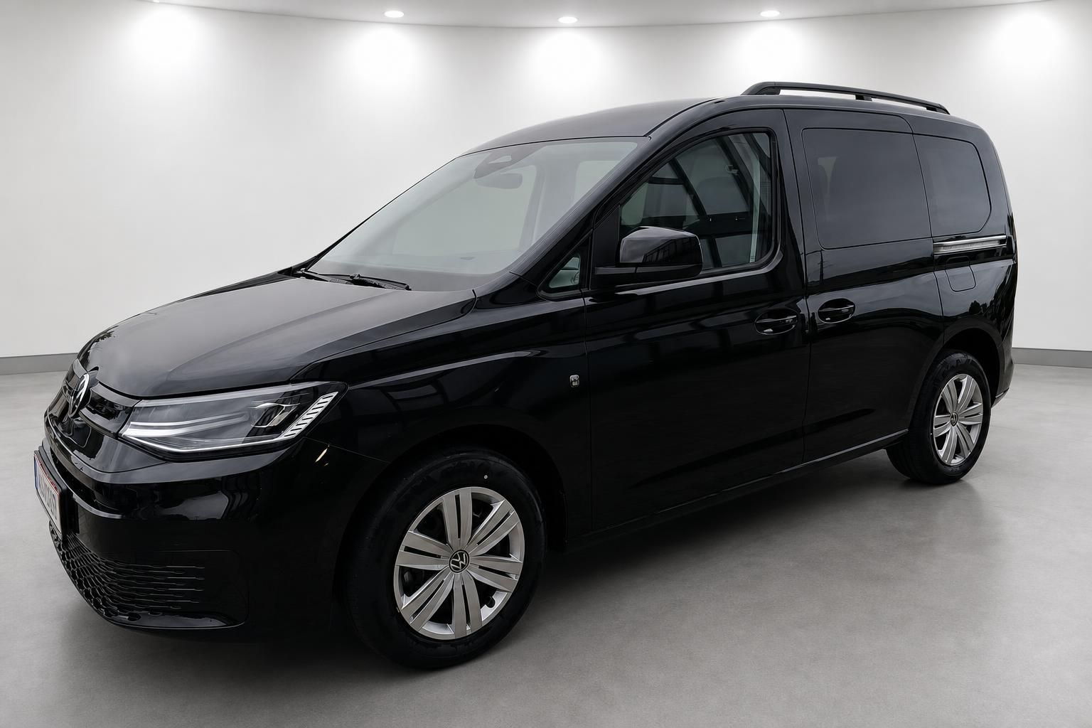 VW Caddy schwarz Frontansicht schräg im Fotostudio