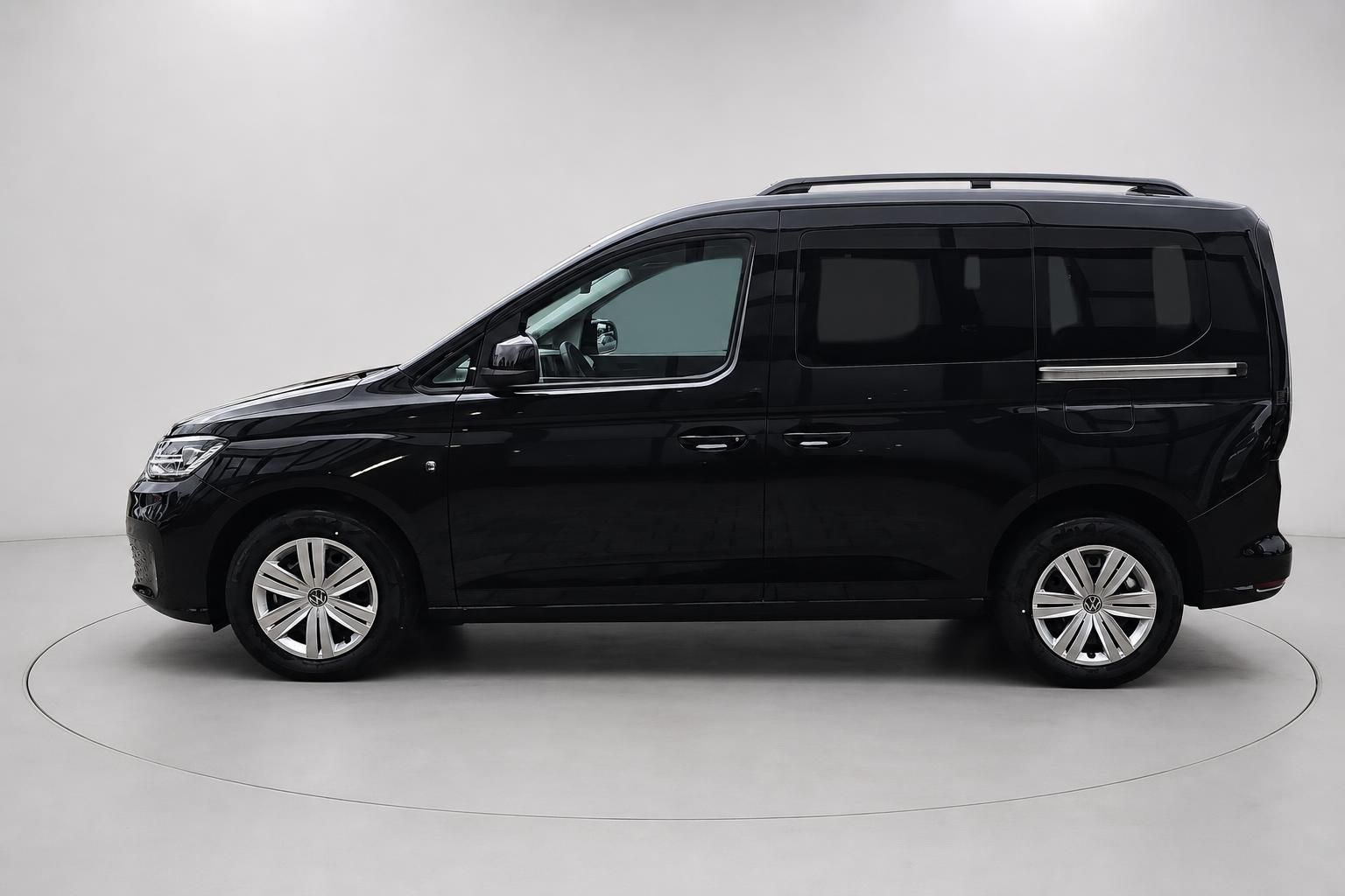 VW Caddy schwarz Seitenansicht mit Alufelgen im Studio