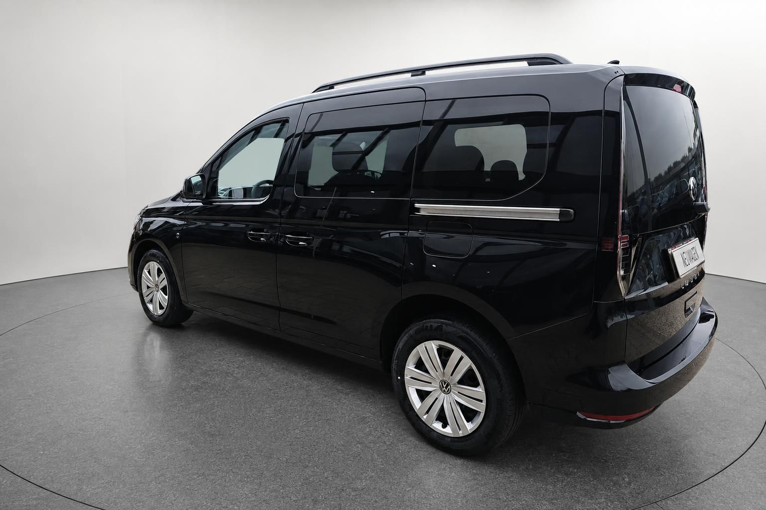 VW Caddy schwarz Heckansicht schräg mit Dachreling