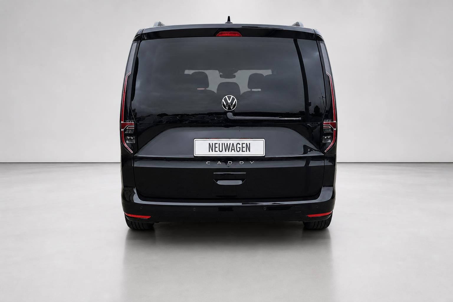 VW Caddy schwarz Heckansicht mit LED-Rückleuchten im Studio