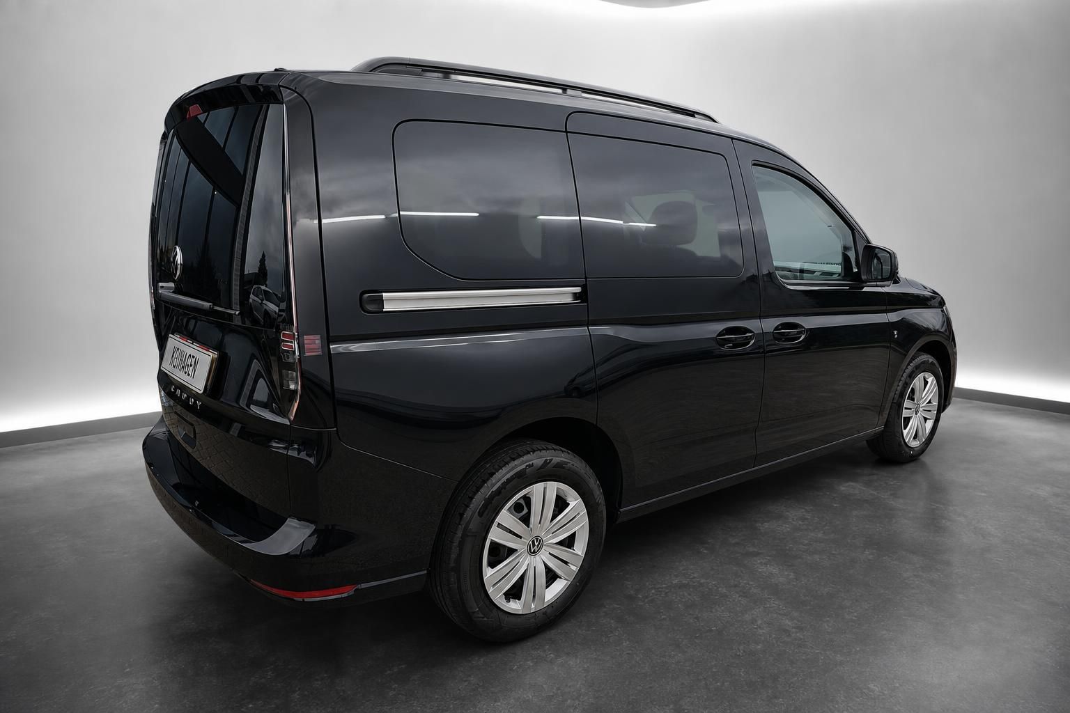 VW Caddy schwarz Heckansicht seitlich im Studio