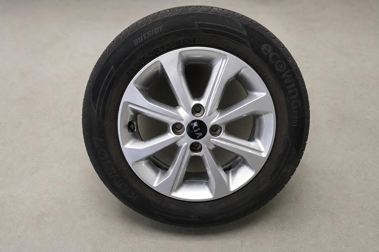 Kia Alufelge mit Kumho Reifen im Detail