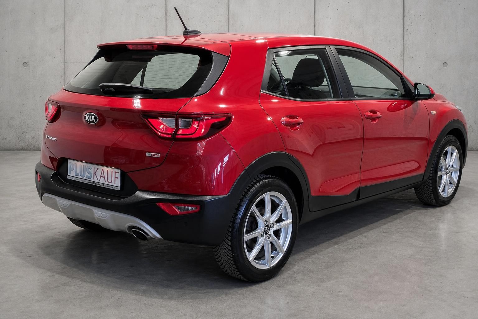 Kia Stonic rot, Heckansicht seitlich, T-GDI Modell im Studio