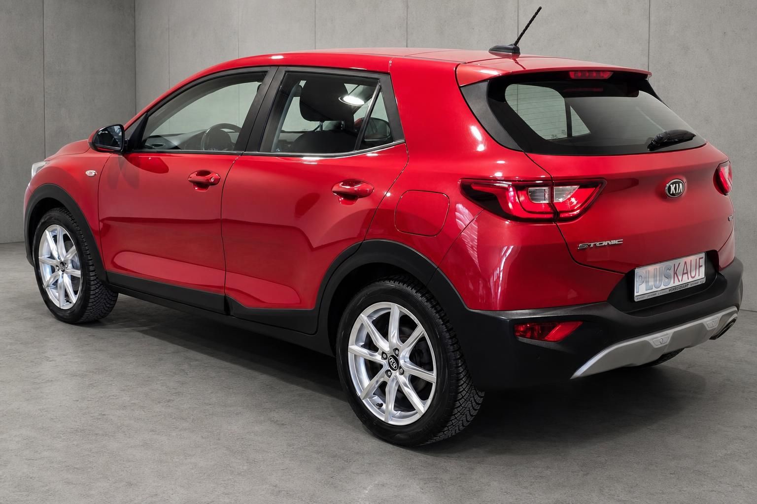 Kia Stonic in Rot, Heckansicht schräg mit Felgen im Detail