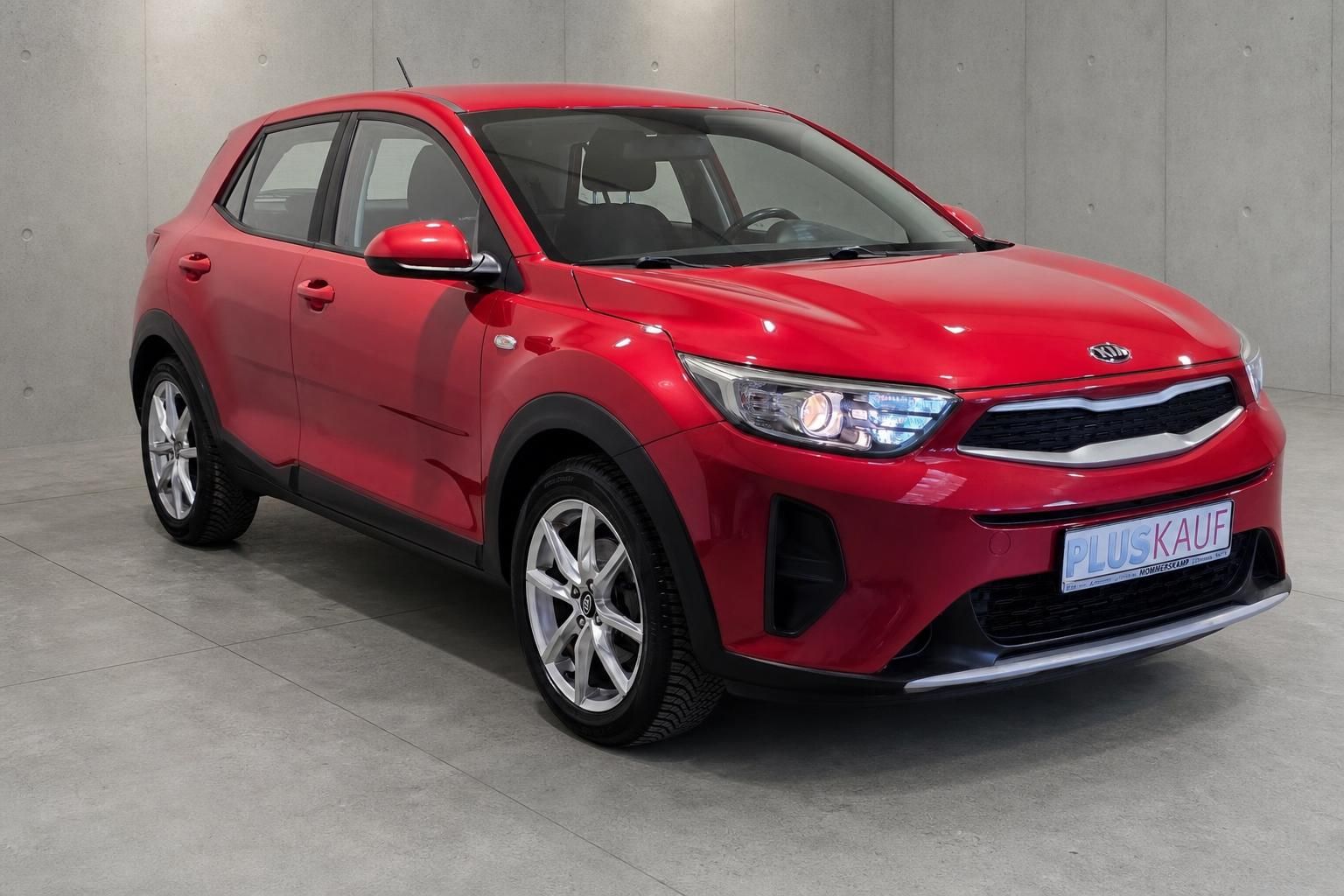 Kia Stonic in Rot, Frontansicht schräg, Studioaufnahme