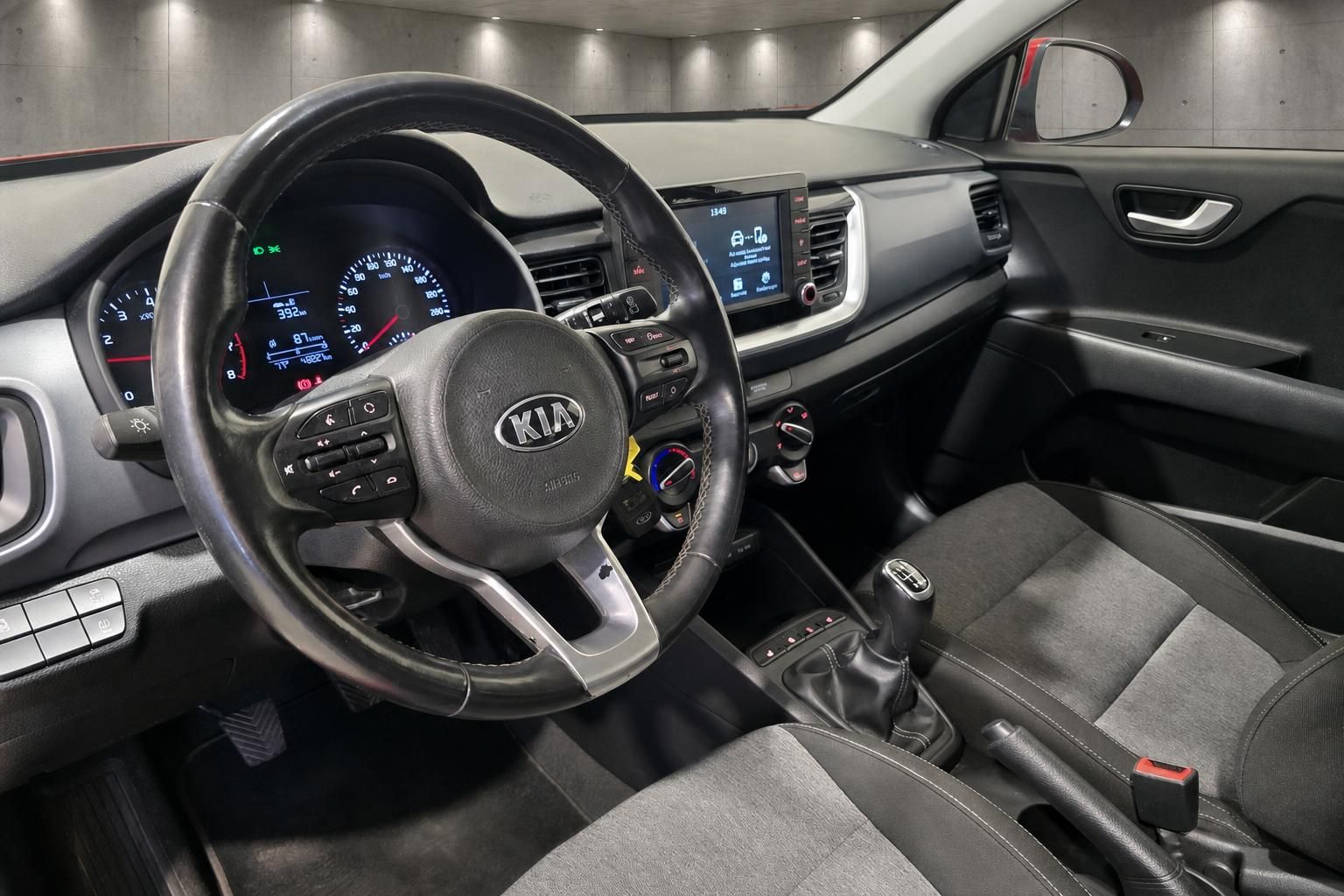 Kia Innenraum mit Lenkrad, Cockpit und Schaltung im Detail