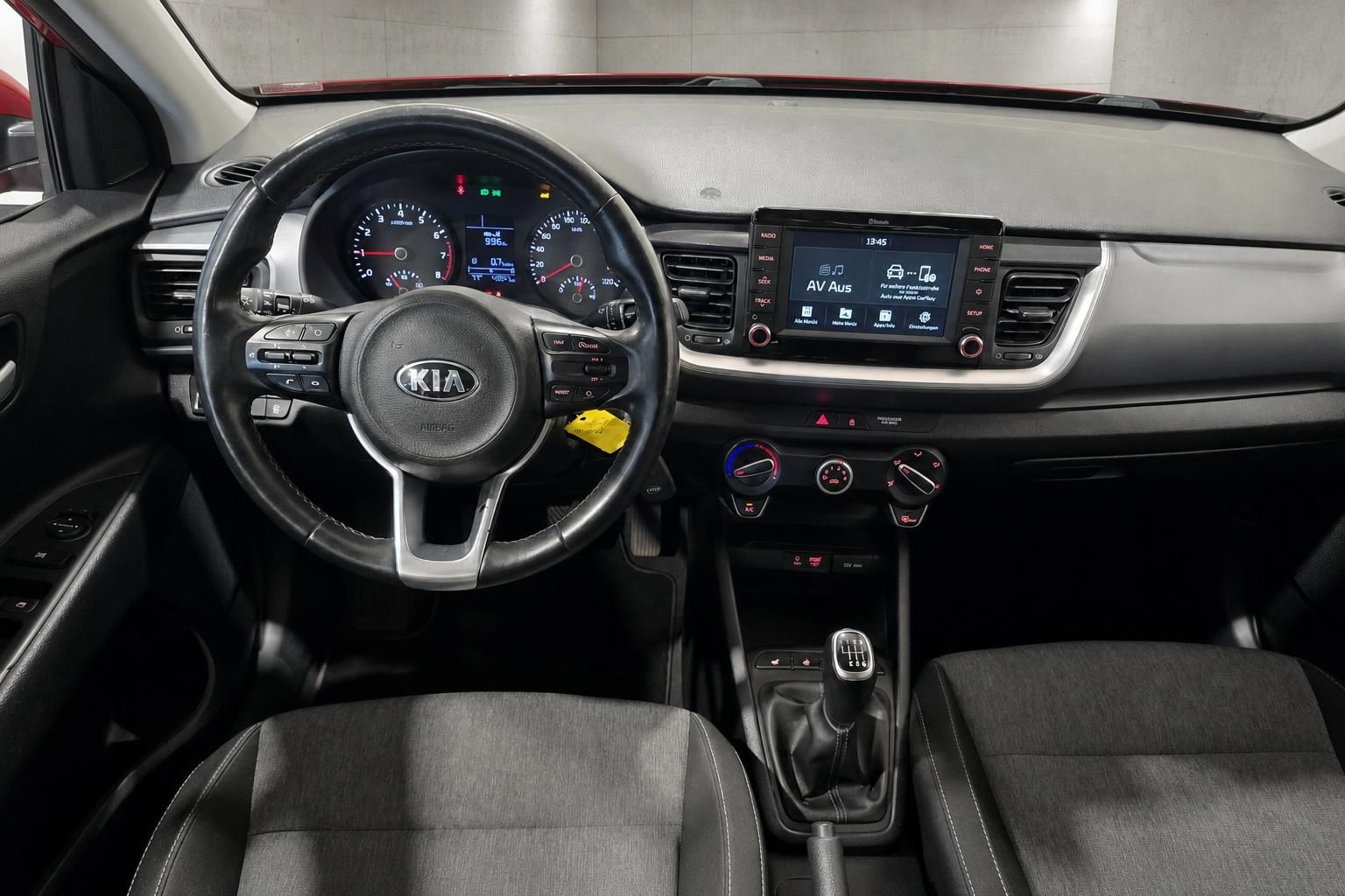 Kia Cockpit mit Lenkrad, Tacho und Infotainment-Display