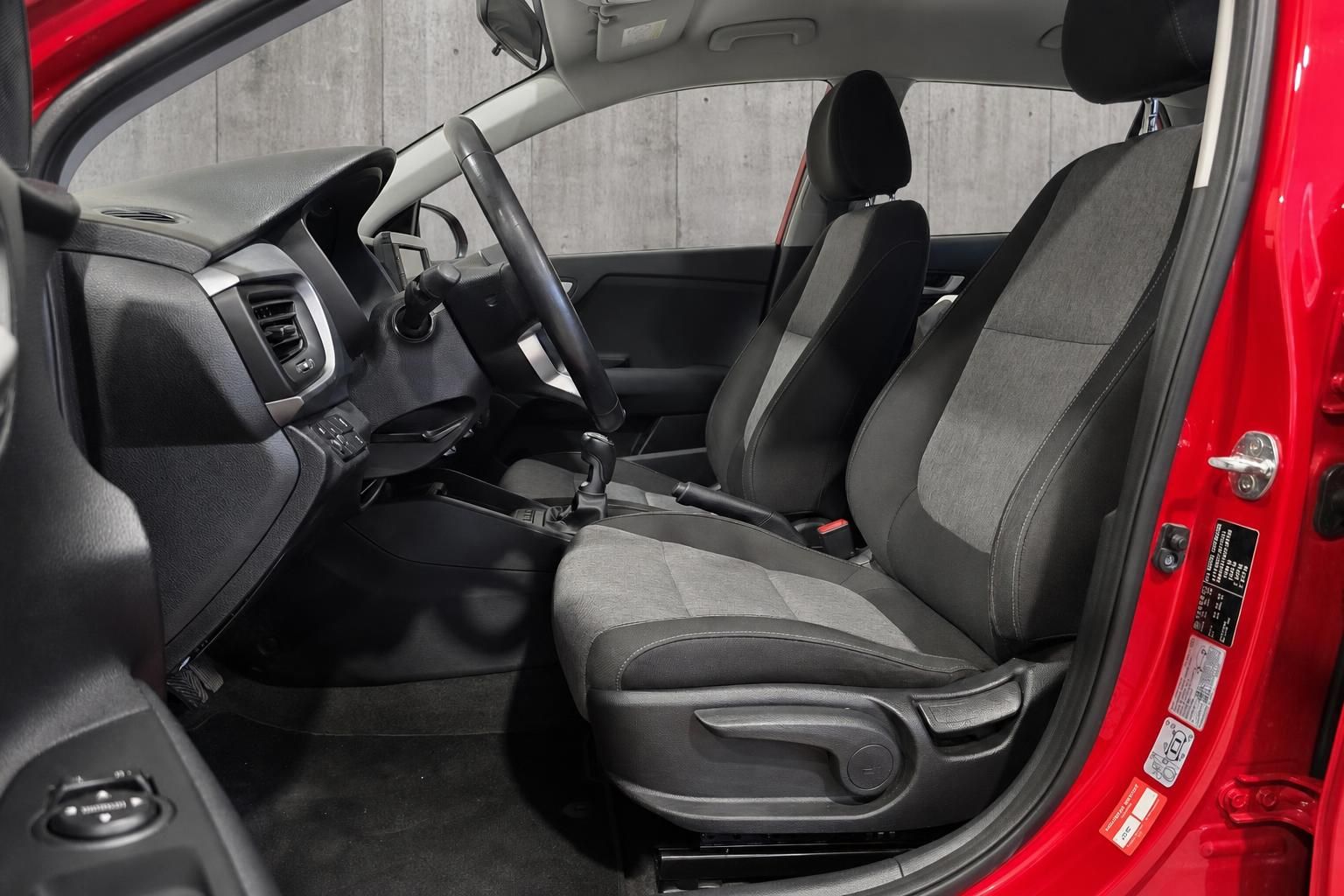 Kia Fahrersitz und Cockpit Innenraum in Rot mit Schaltgetriebe