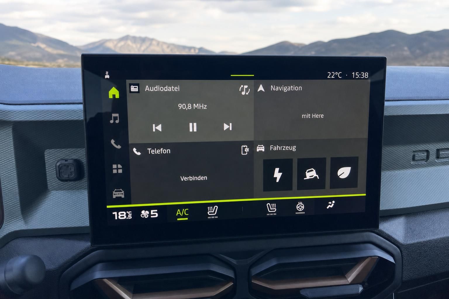 Fahrzeug Infotainment-Display mit Navigation und Audiodatei-Menü
