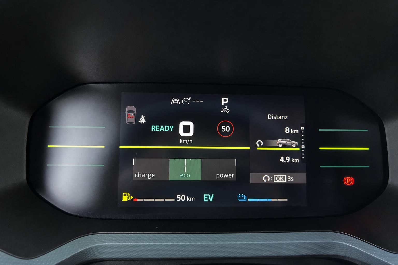 Digitales Armaturenbrett mit Elektroauto-Anzeige und Reichweiteninformationen