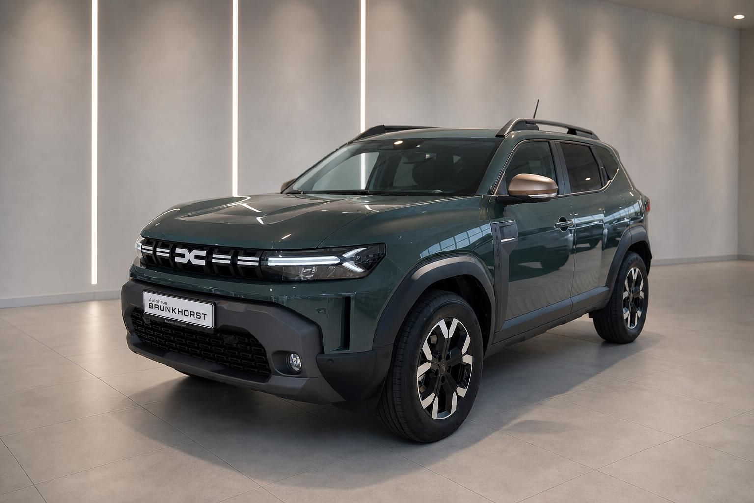 Dacia Duster Hybrid SUV in Grün - Seitenansicht im modernen Autohaus-Showroom