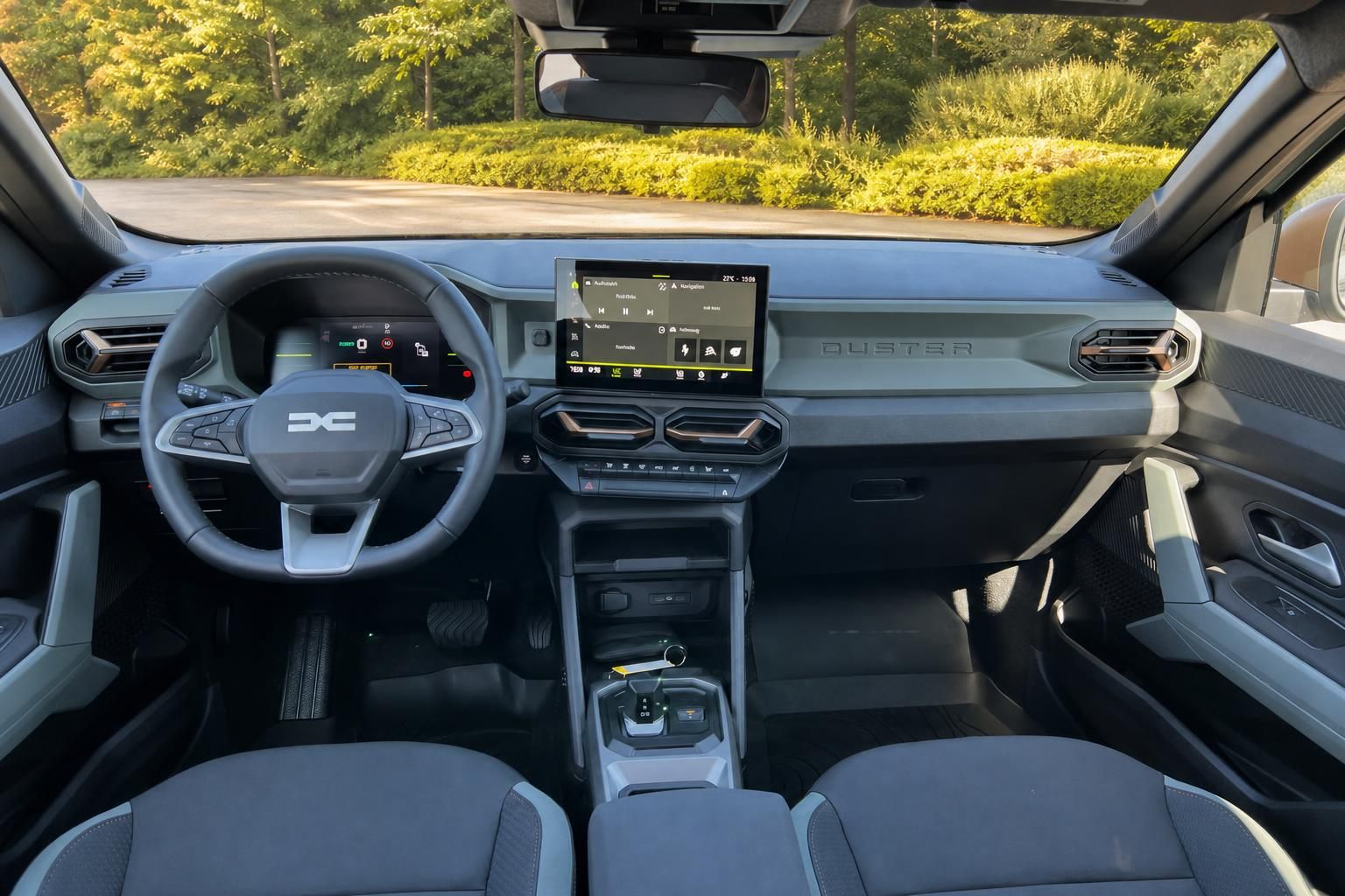 Dacia Duster Innenraum - Armaturenbrett mit Touchscreen und Lenkrad mit Bedienungselementen