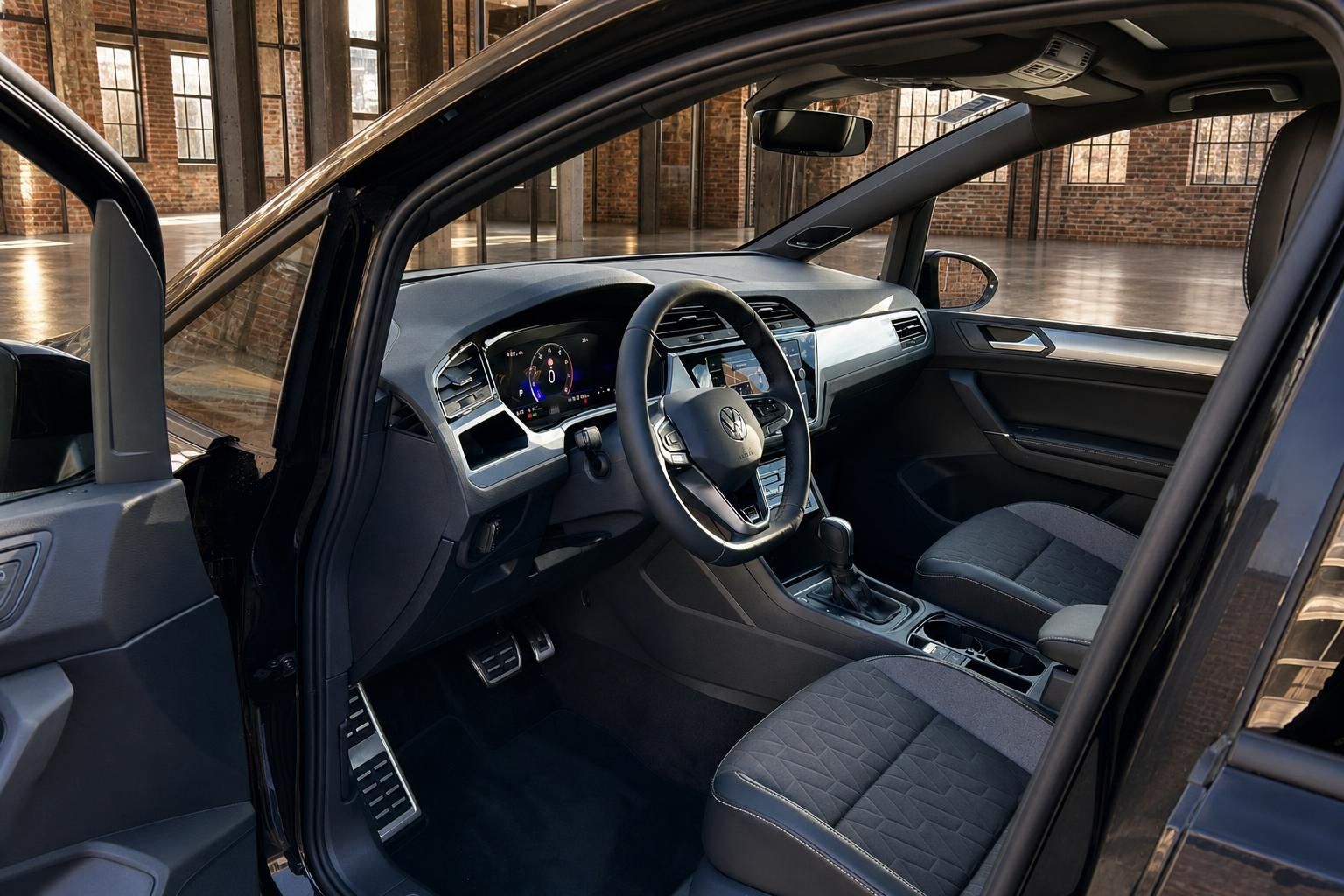 VW Touran Innenraum Cockpit mit Lenkrad und Sitzen von vorn