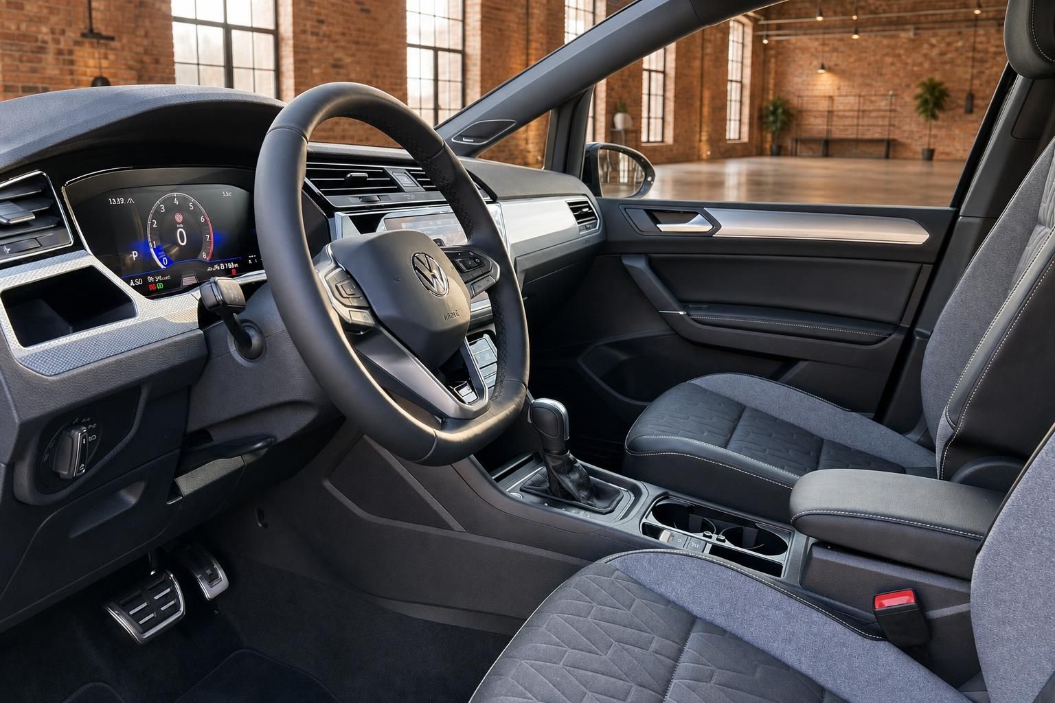 VW Innenraum mit Lenkrad, Cockpit und Sportsitzen im Detail