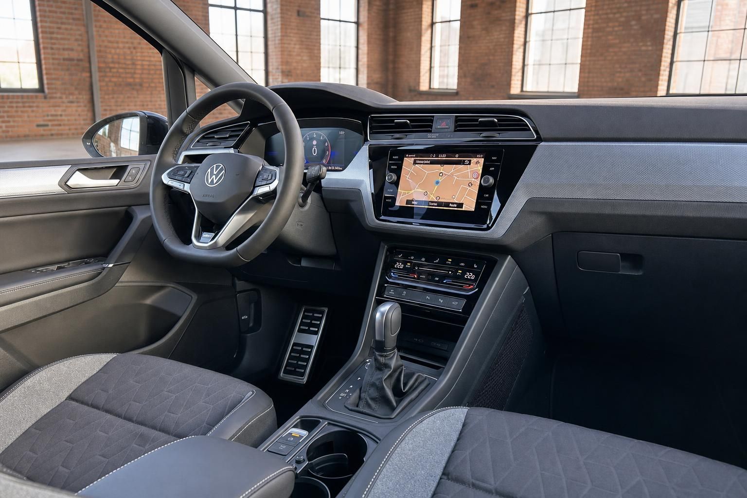 VW Armaturenbrett mit Touchscreen, Lenkrad und Schaltung im Cockpit