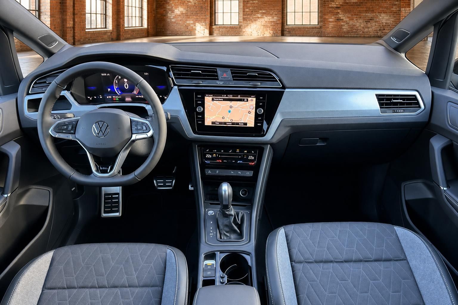 VW Cockpit mit Lenkrad, Navigationssystem und Sitzen von vorne