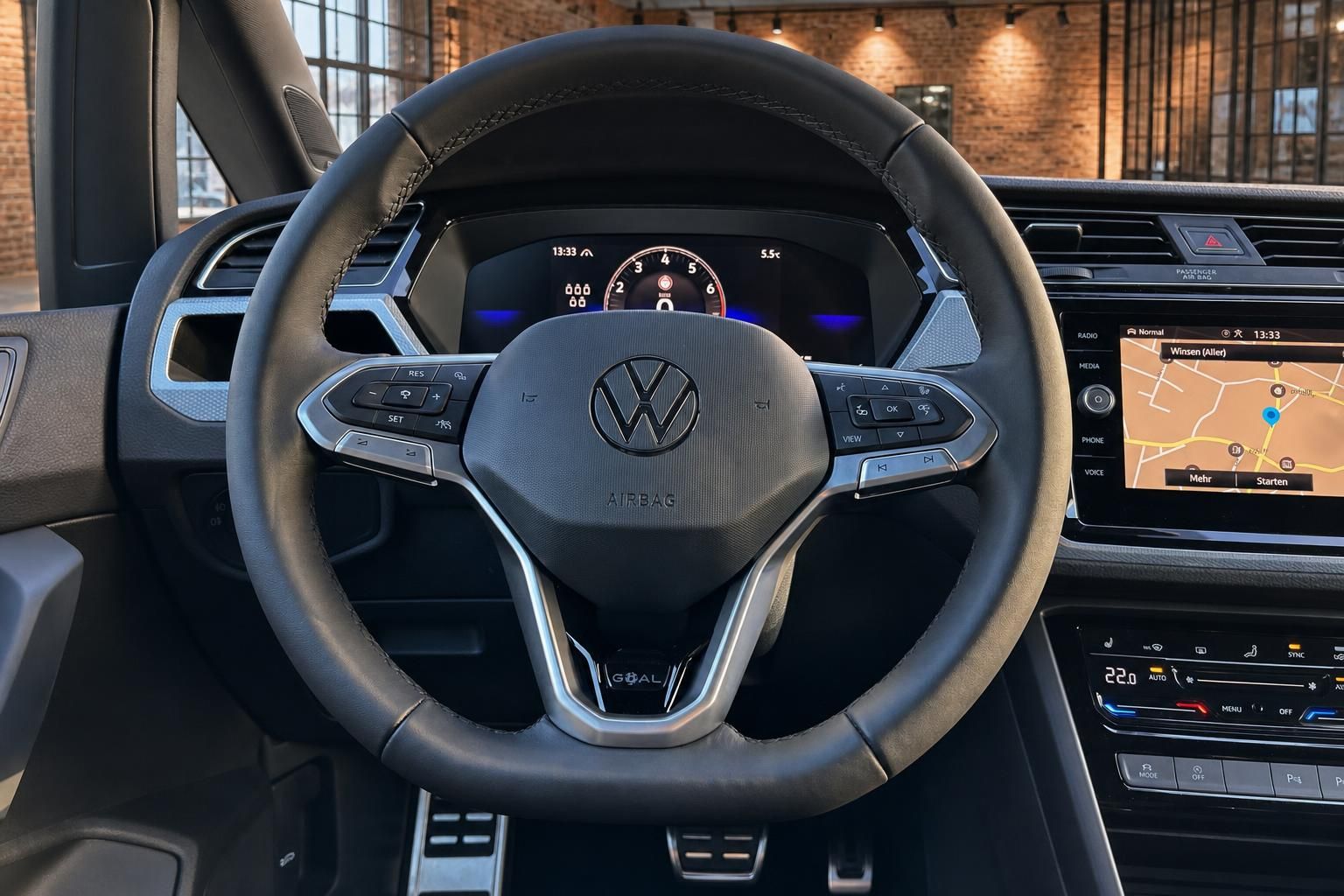 VW Lenkrad mit Multifunktionstasten und Navigationsdisplay im Detail