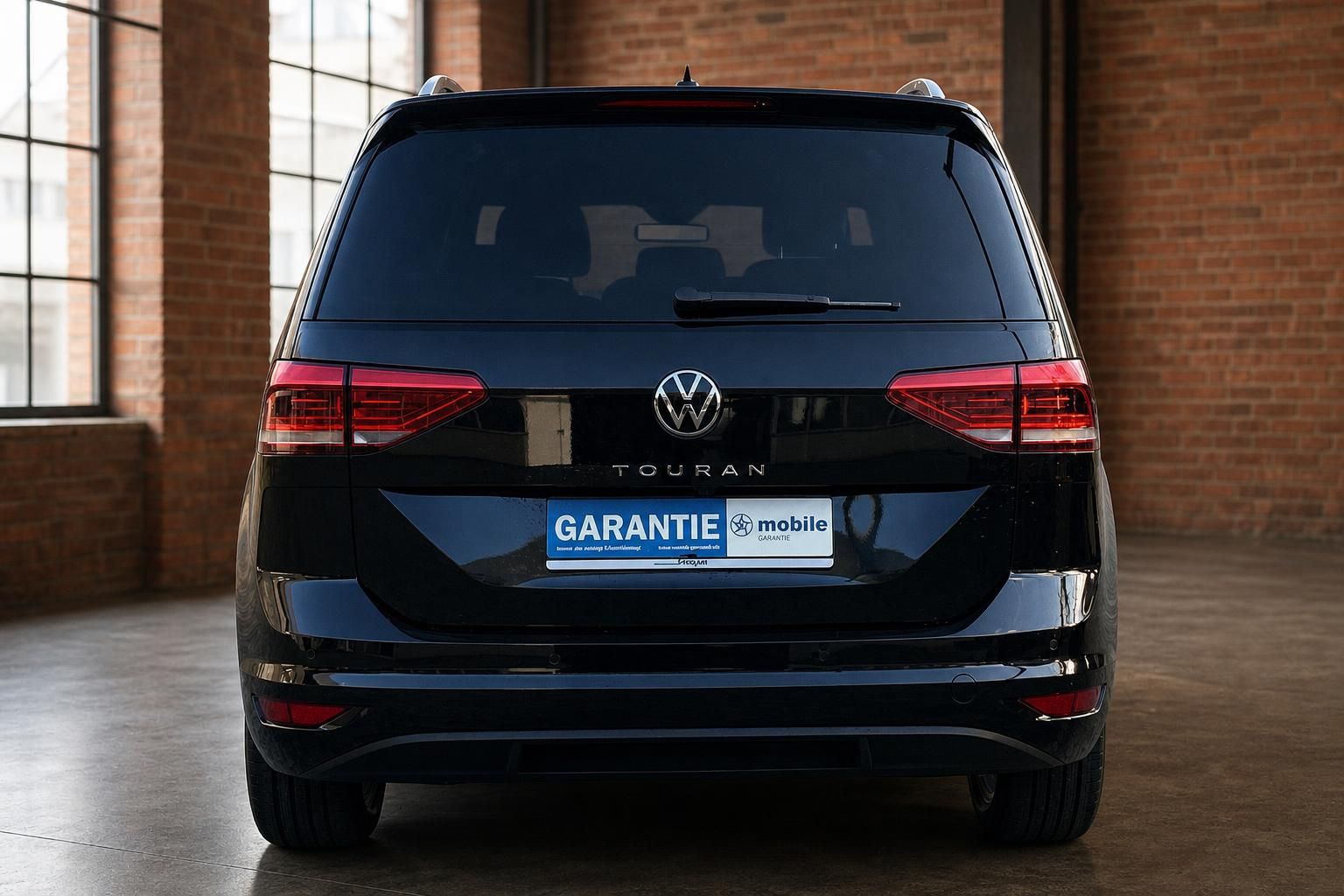 VW Touran schwarz Heckansicht frontal mit Rücklichtern