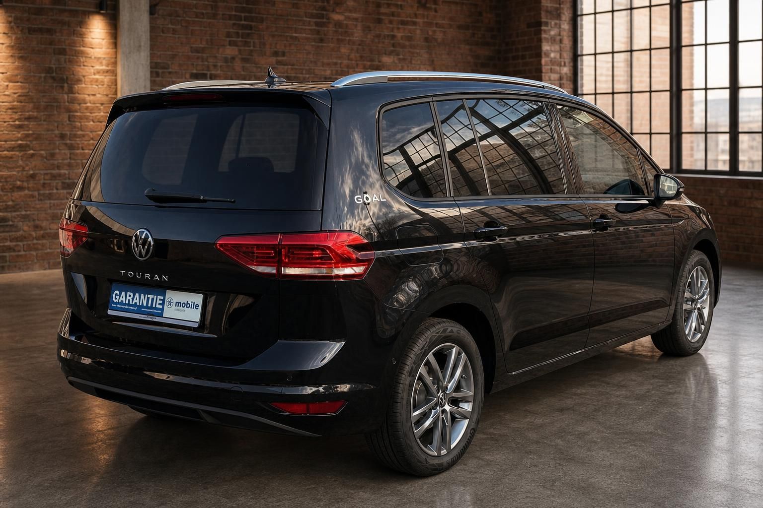 VW Touran schwarz Heckansicht seitlich mit Fensterreflexion