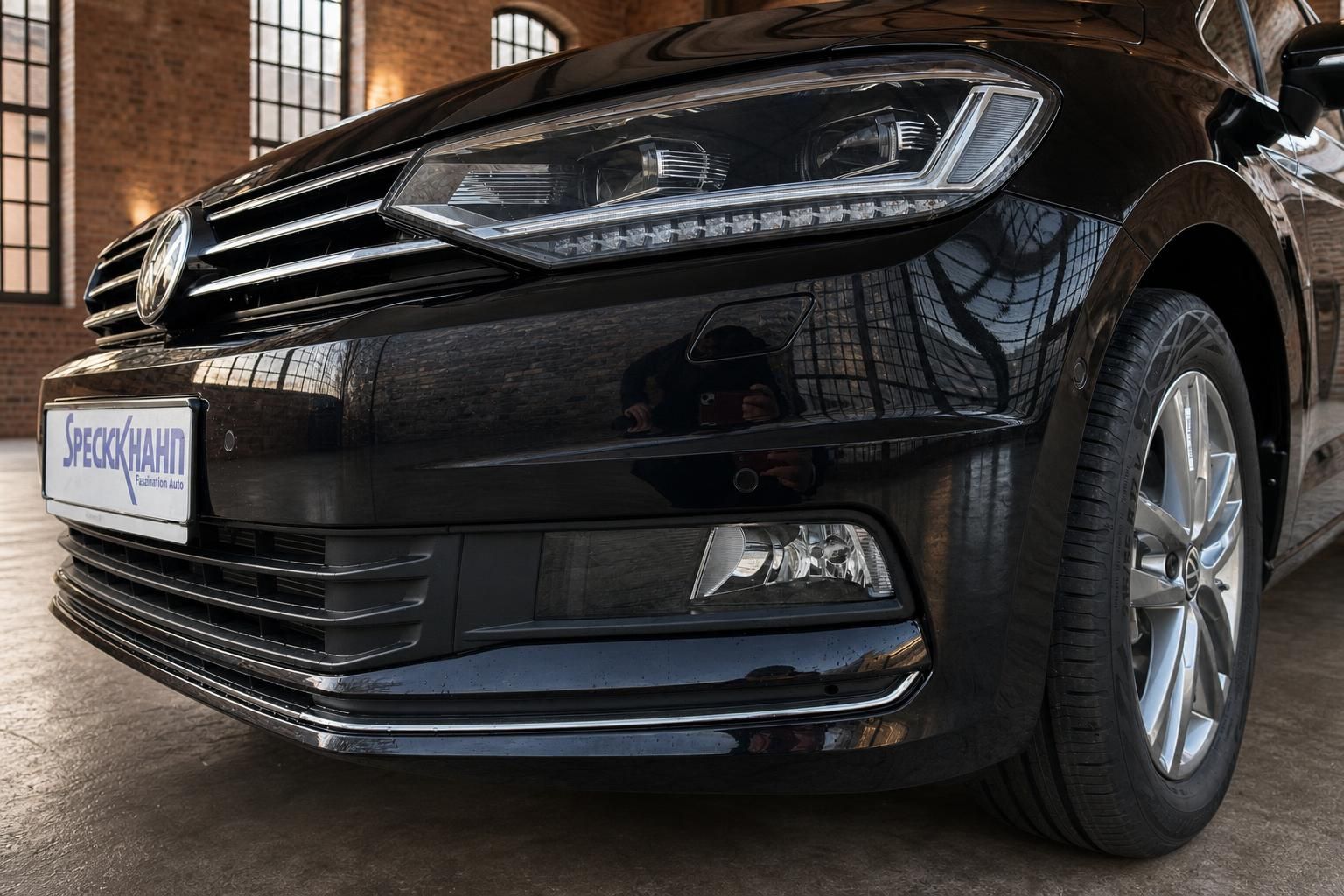 VW Touran schwarz Nahaufnahme Frontstossstange und Scheinwerfer