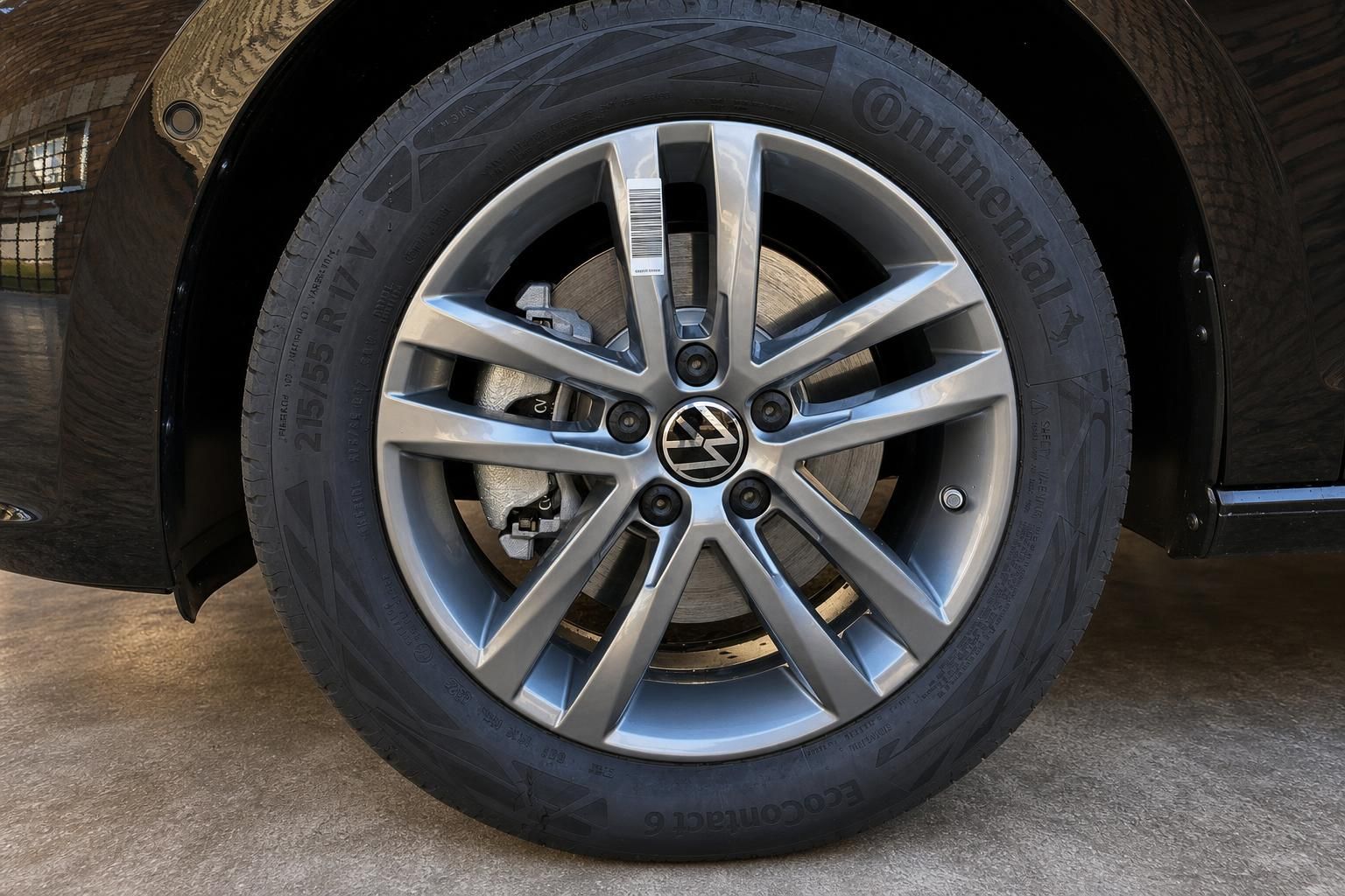 VW Touran Detailansicht Leichtmetallfelge mit Continental Reifen