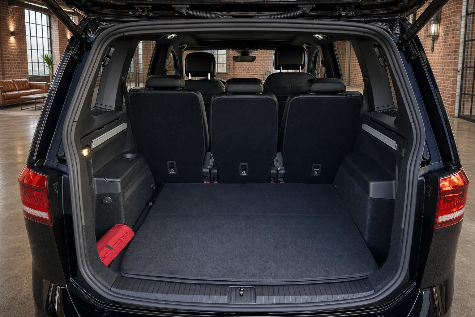 VW Touran Kofferraum offen mit umgeklappter dritter Sitzreihe