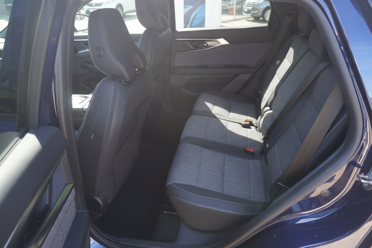 Fahrzeuginnenraum Rücksitzbank mit grau-schwarzem Stoffbezug und Sicherheitsgurten