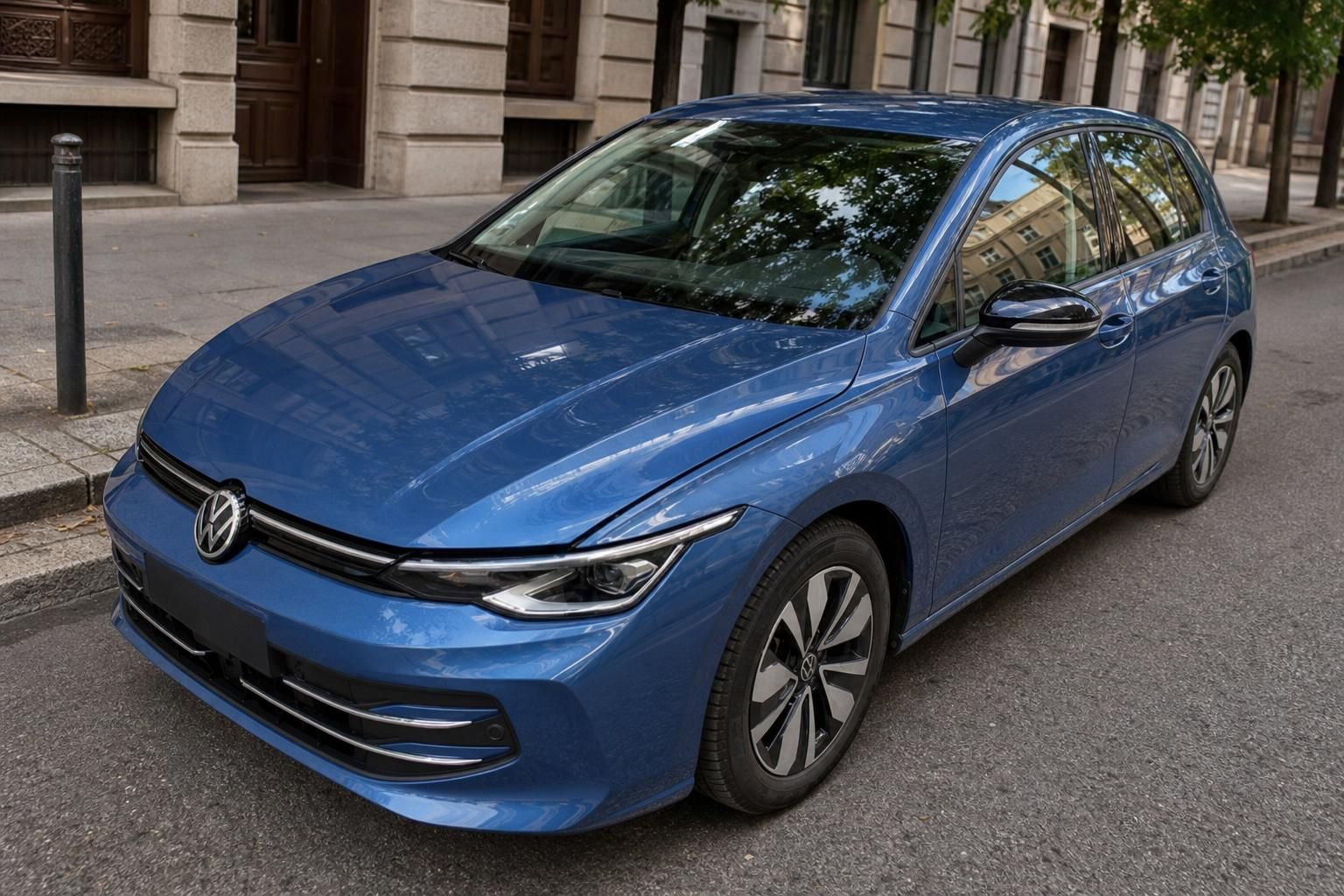 VW Golf blau, Frontansicht in der Stadt geparkt