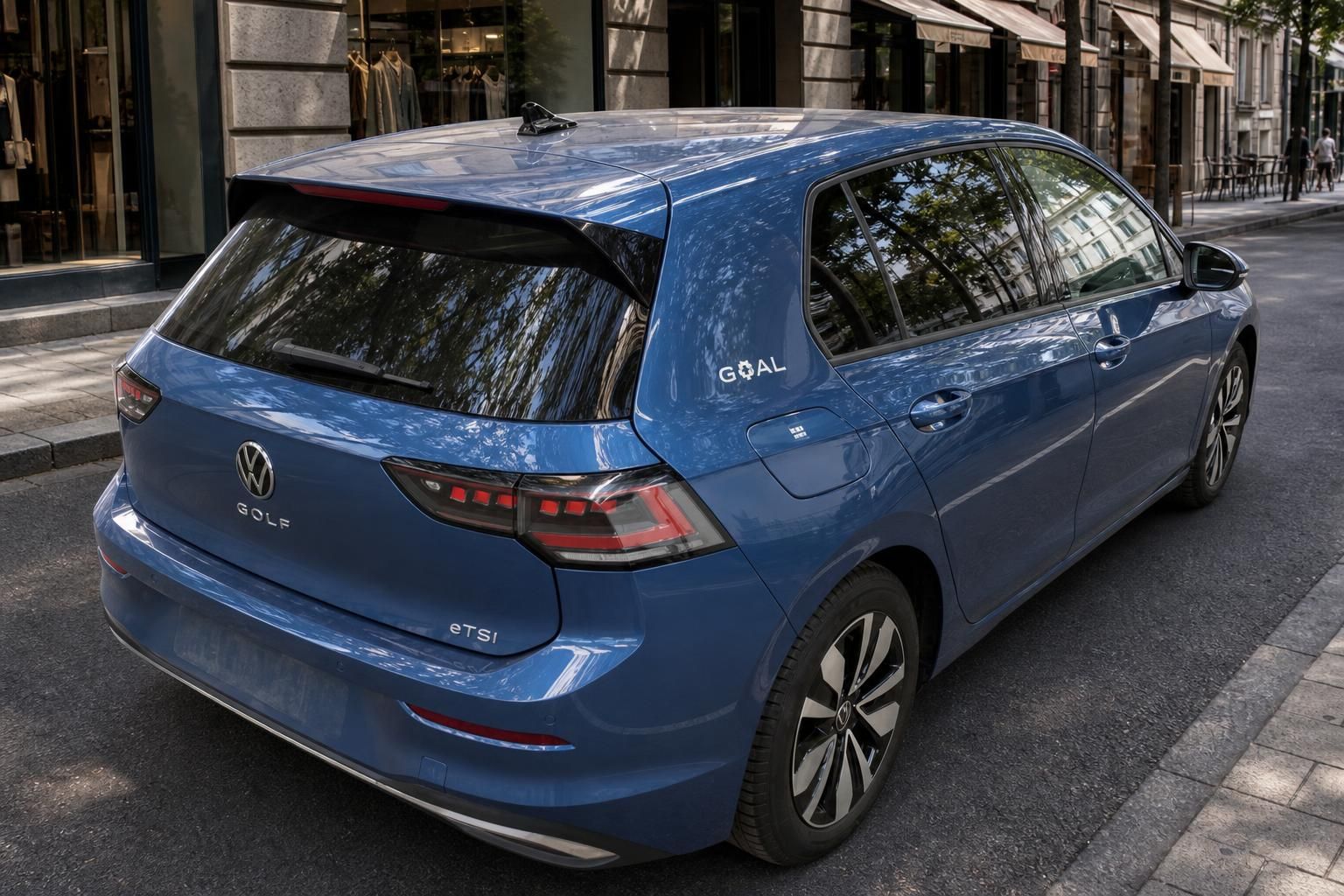 VW Golf eTSI blau, Heckansicht mit Rueckleuchten
