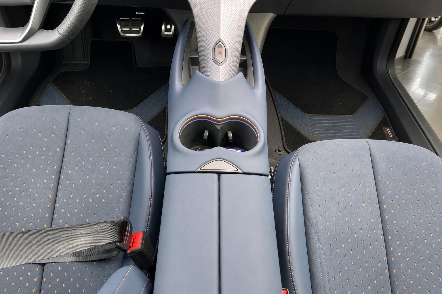 Mittelkonsole mit Getraenkehaltern und Sitzen im Cupra Innenraum