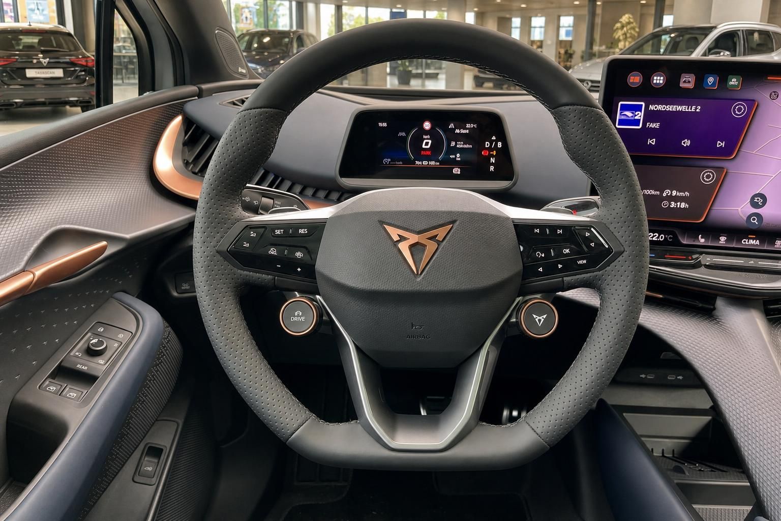Lenkrad mit Cupra Logo und digitalem Cockpit im Fahrzeuginnenraum