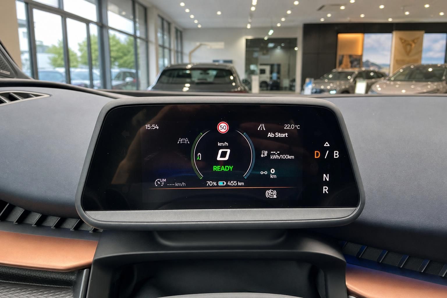 Digitales Kombiinstrument mit Tempolimit und Batteriestand im Cupra