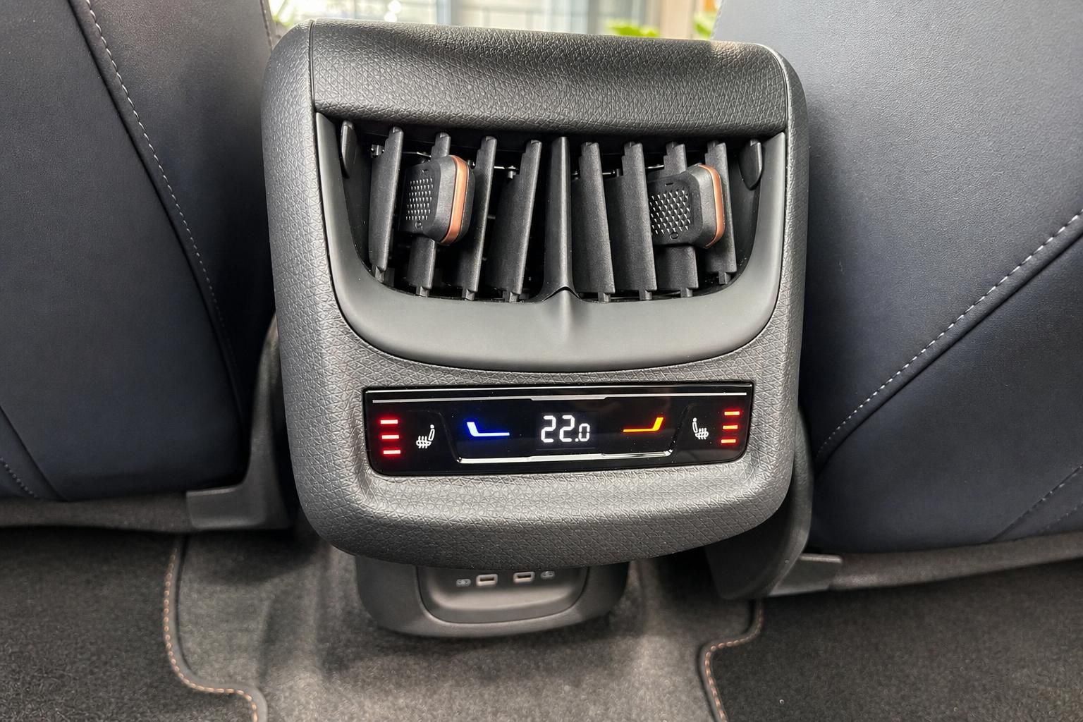 Fondbereich mit Luftduesen, Sitzheizung und USB Anschluessen im Auto