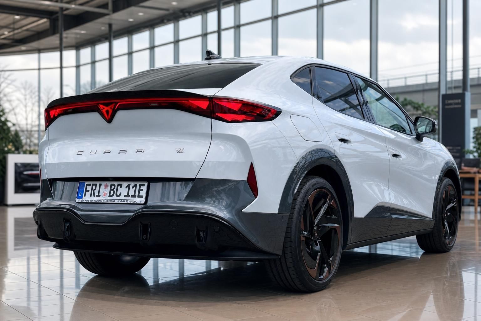 Cupra Formentor Weiß, Heck-Seitenansicht im Showroom