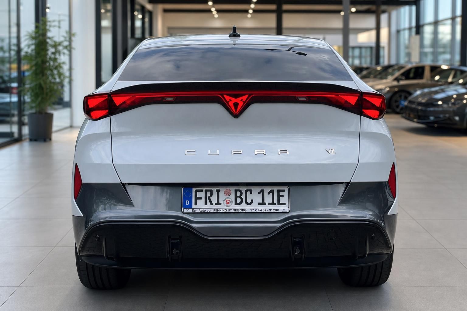 Cupra Formentor in Weiß, Heckansicht im Autohaus