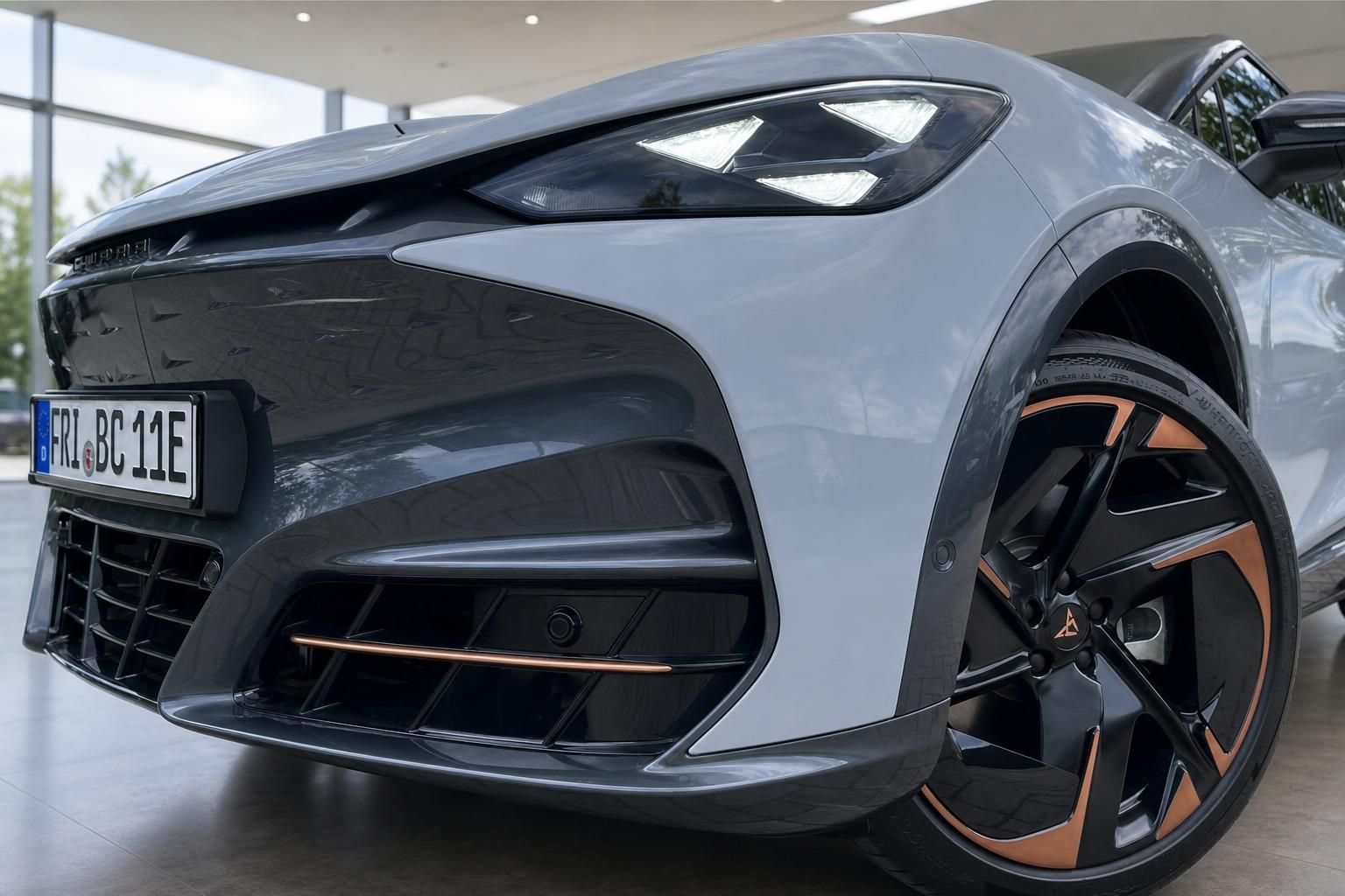 Cupra Frontansicht mit LED-Scheinwerfer und Felge im Detail