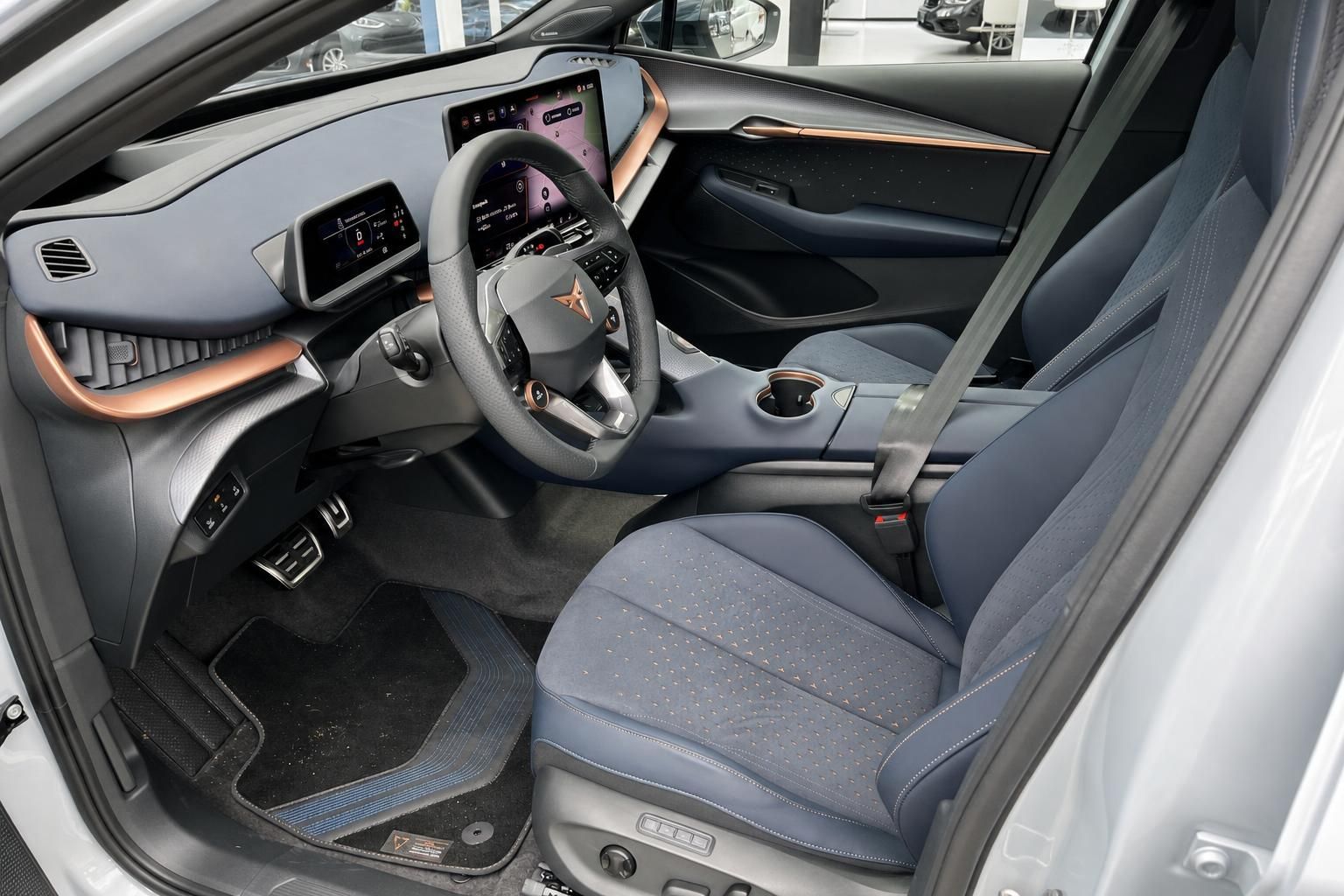 Cupra Innenraum Vordersitze und Cockpit mit Lederausstattung