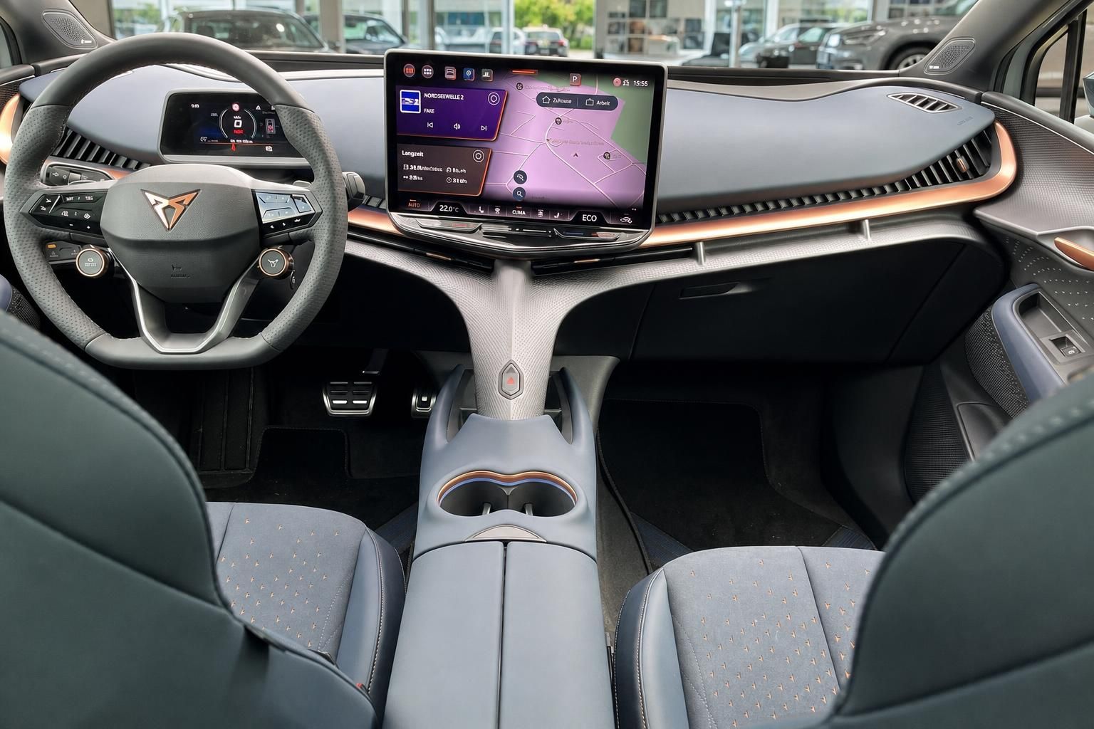 Cupra Cockpit mit Lenkrad und großem Touchscreen Navigation