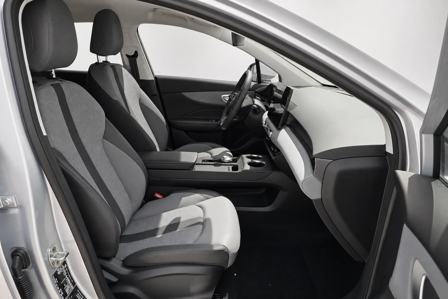 Innenraum MG mit Vordersitzen und Cockpit in Grau-Schwarz