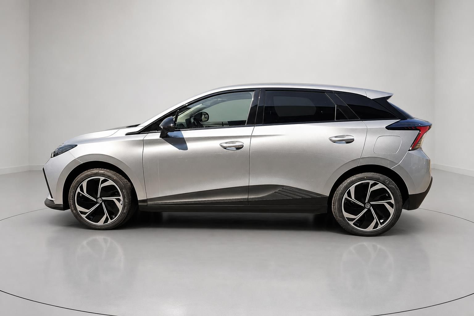 MG SUV in Silber, Seitenansicht im Studio auf grauem Boden