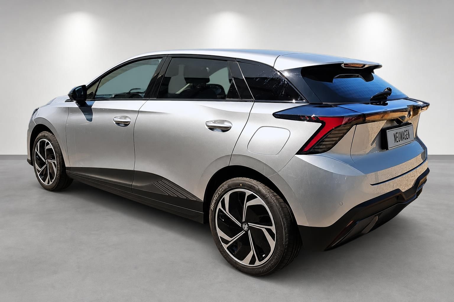 MG Neuwagen in Silber, Heckansicht mit Spoiler und Rückleuchten